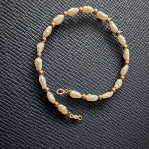 Elegant Gold and Cream Pearl Bracelet